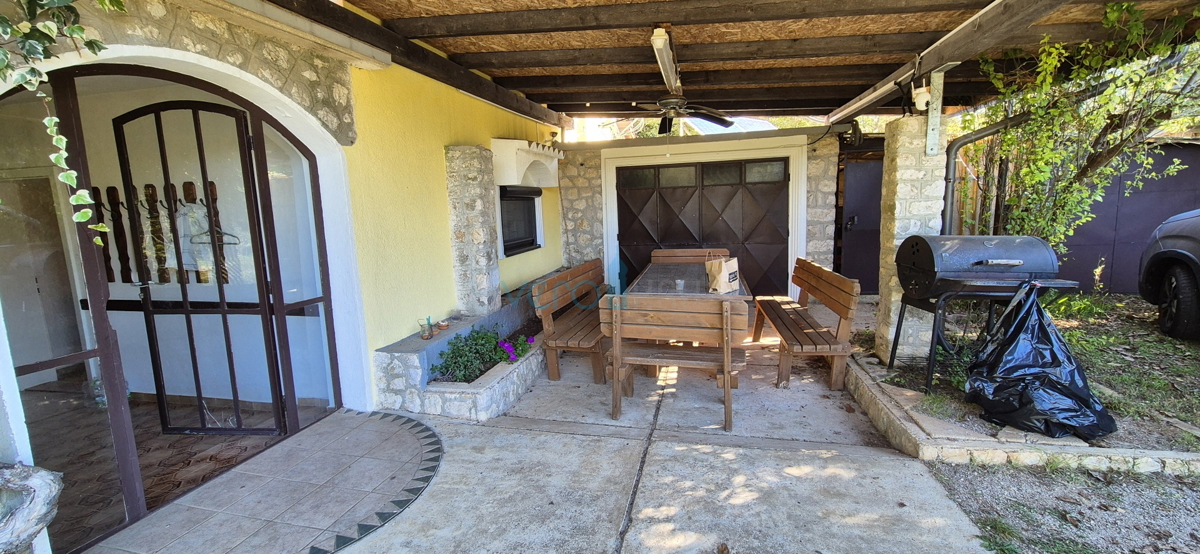 Otok Krk, Dobrinj, okolica, samostojna hiša s prostornim vrtom, prodaja