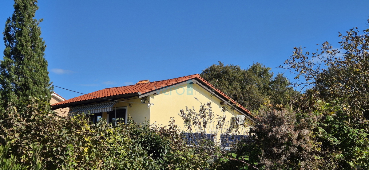 Otok Krk, Dobrinj, okolica, samostojna hiša s prostornim vrtom, prodaja