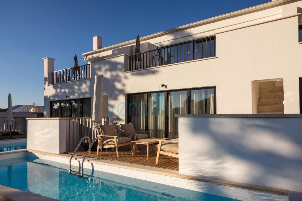 Otok Krk, Punat, sodobna vila s tremi stanovanji in tremi bazeni, 90 m od morja, prodaja