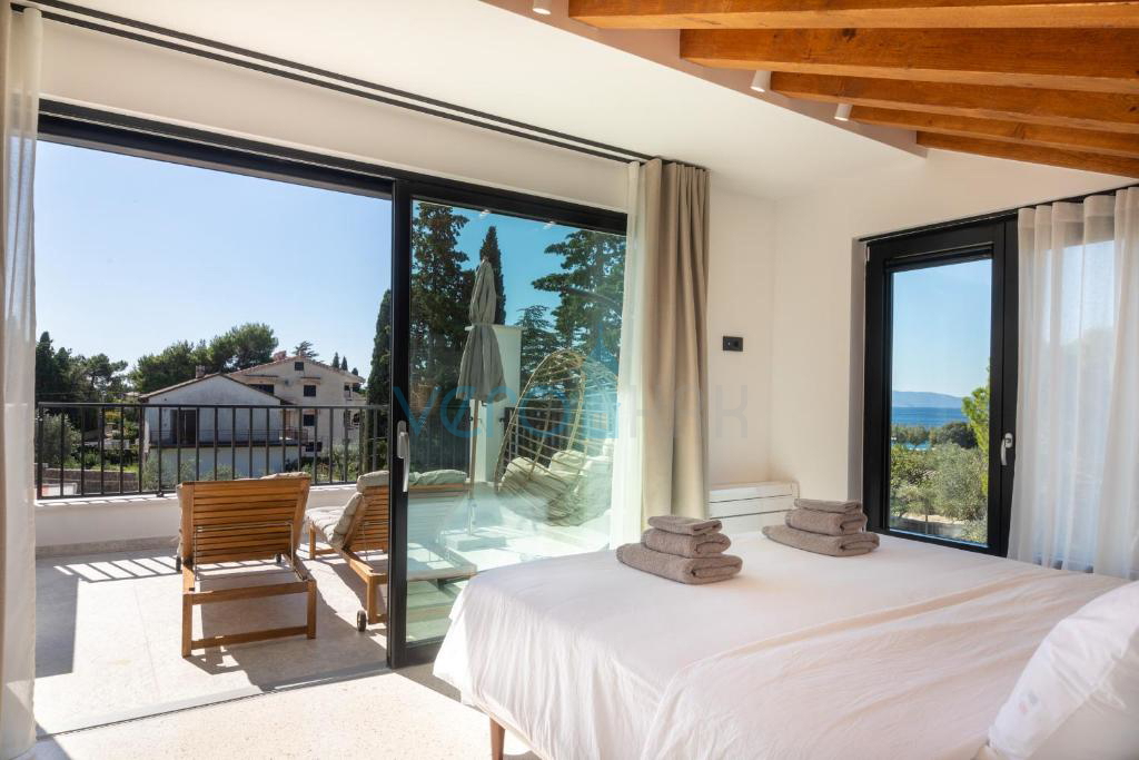 Otok Krk, Punat, sodobna vila s tremi stanovanji in tremi bazeni, 90 m od morja, prodaja