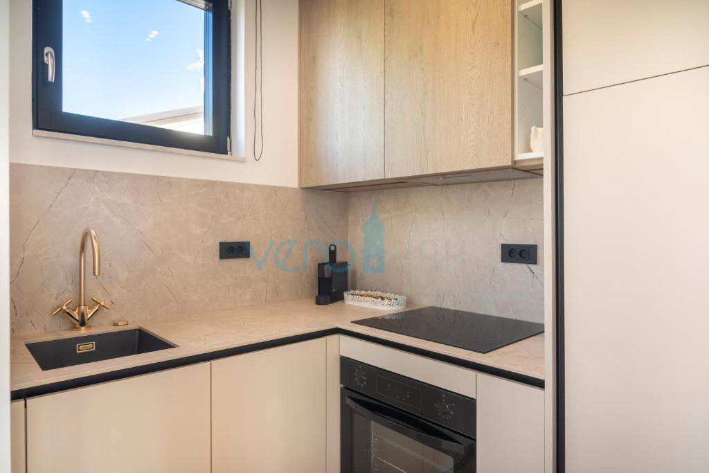 Otok Krk, Punat, sodobna vila s tremi stanovanji in tremi bazeni, 90 m od morja, prodaja