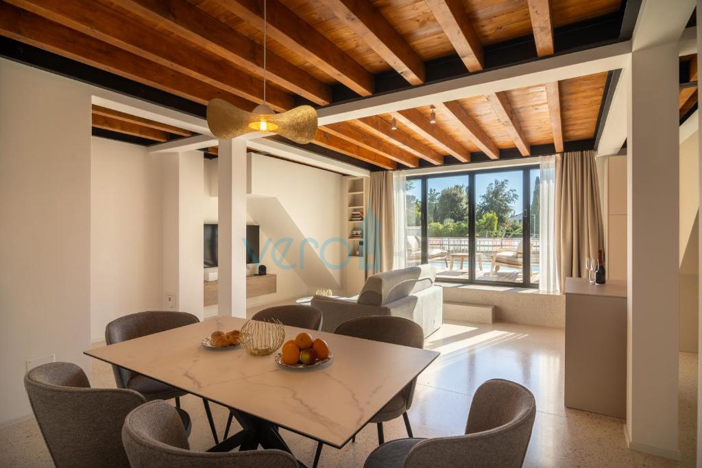 Otok Krk, Punat, sodobna vila s tremi stanovanji in tremi bazeni, 90 m od morja, prodaja