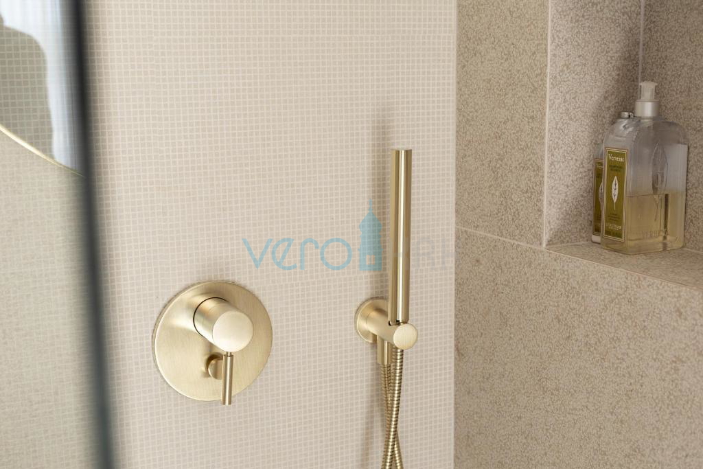 Otok Krk, Punat, sodobna vila s tremi stanovanji in tremi bazeni, 90 m od morja, prodaja