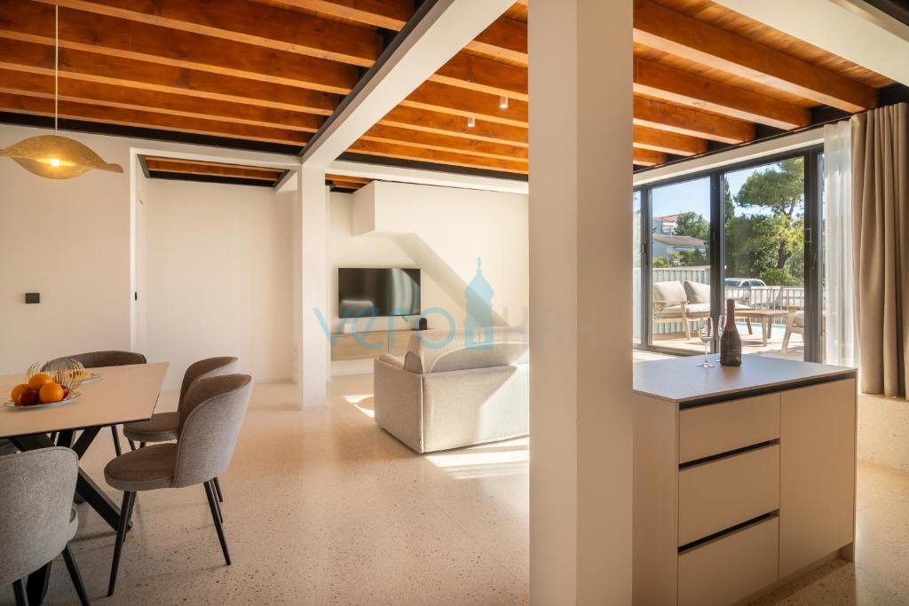 Otok Krk, Punat, sodobna vila s tremi stanovanji in tremi bazeni, 90 m od morja, prodaja