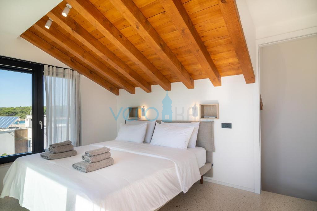 Otok Krk, Punat, sodobna vila s tremi stanovanji in tremi bazeni, 90 m od morja, prodaja