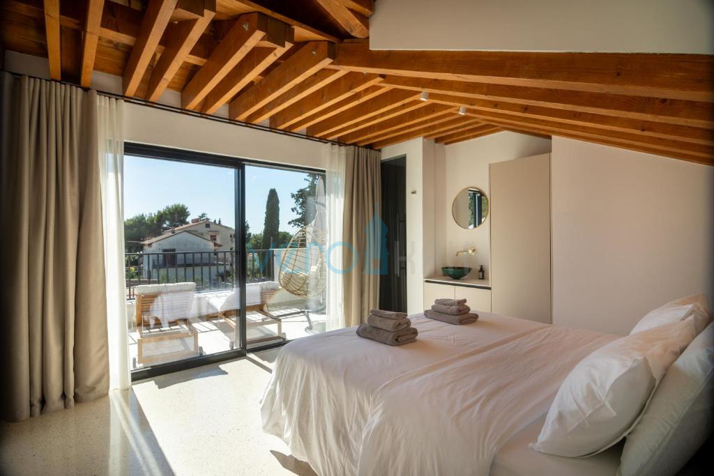 Otok Krk, Punat, sodobna vila s tremi stanovanji in tremi bazeni, 90 m od morja, prodaja