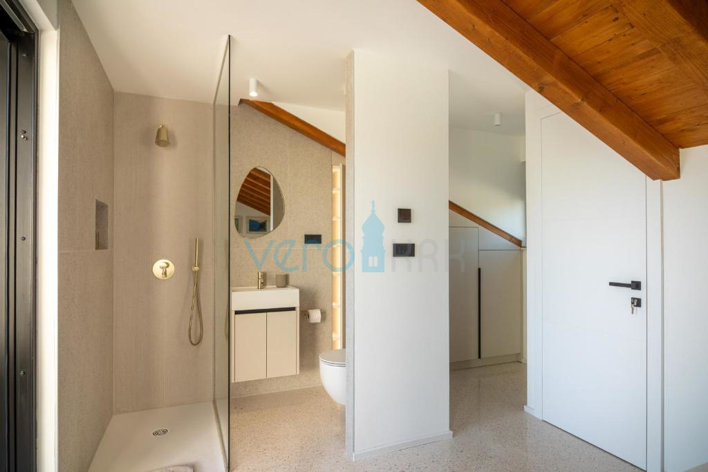 Otok Krk, Punat, sodobna vila s tremi stanovanji in tremi bazeni, 90 m od morja, prodaja