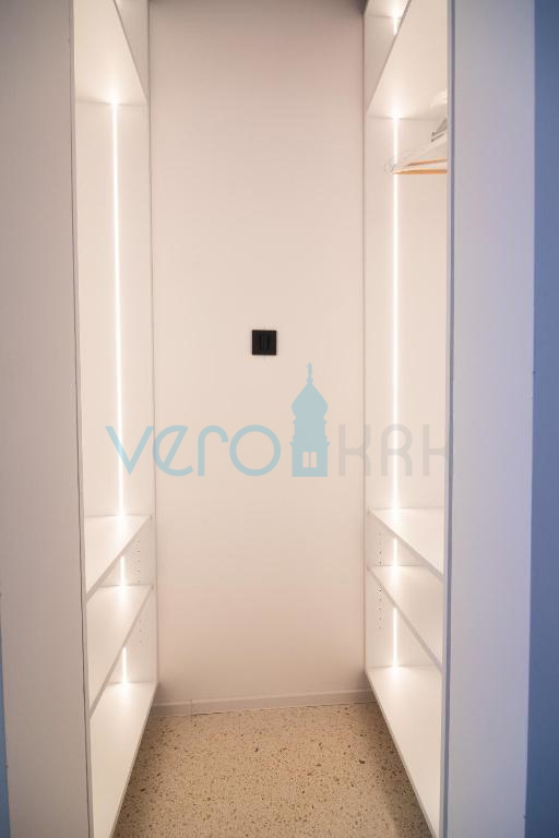 Otok Krk, Punat, sodobna vila s tremi stanovanji in tremi bazeni, 90 m od morja, prodaja