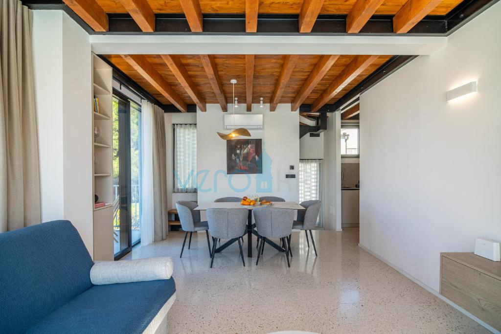 Otok Krk, Punat, sodobna vila s tremi stanovanji in tremi bazeni, 90 m od morja, prodaja