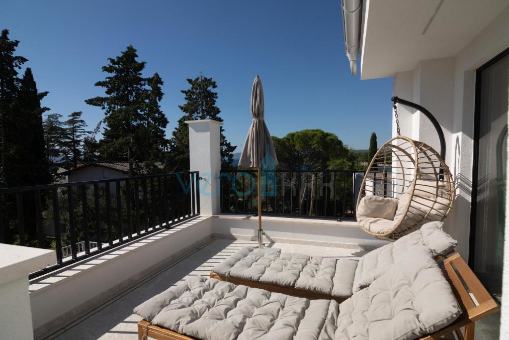 Otok Krk, Punat, sodobna vila s tremi stanovanji in tremi bazeni, 90 m od morja, prodaja