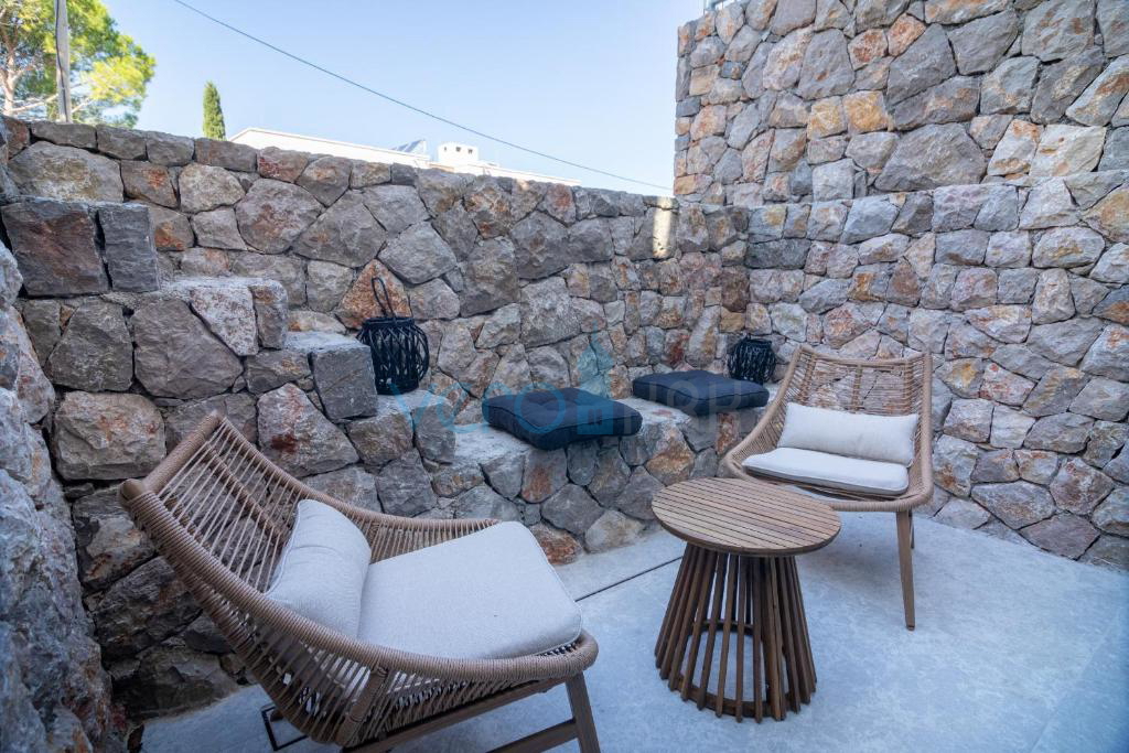 Otok Krk, Punat, sodobna vila s tremi stanovanji in tremi bazeni, 90 m od morja, prodaja