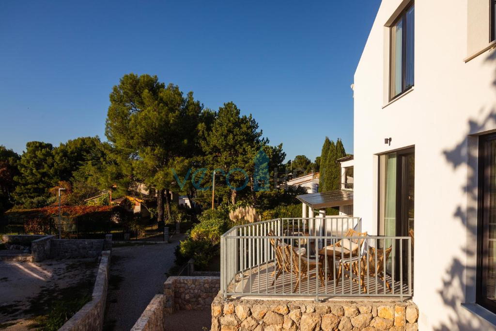 Otok Krk, Punat, sodobna vila s tremi stanovanji in tremi bazeni, 90 m od morja, prodaja