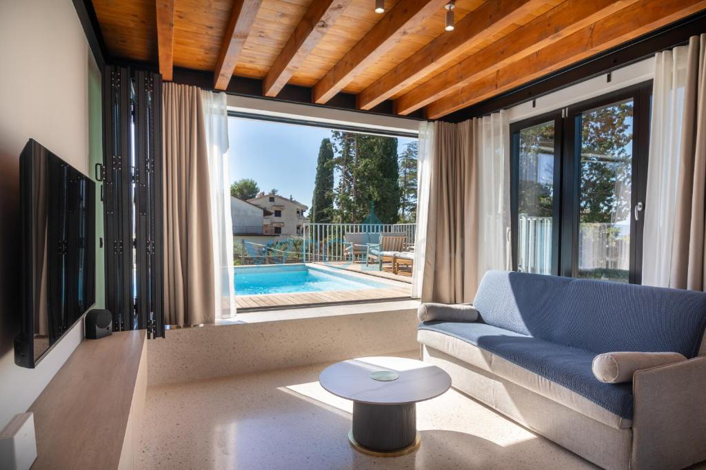 Otok Krk, Punat, sodobna vila s tremi stanovanji in tremi bazeni, 90 m od morja, prodaja