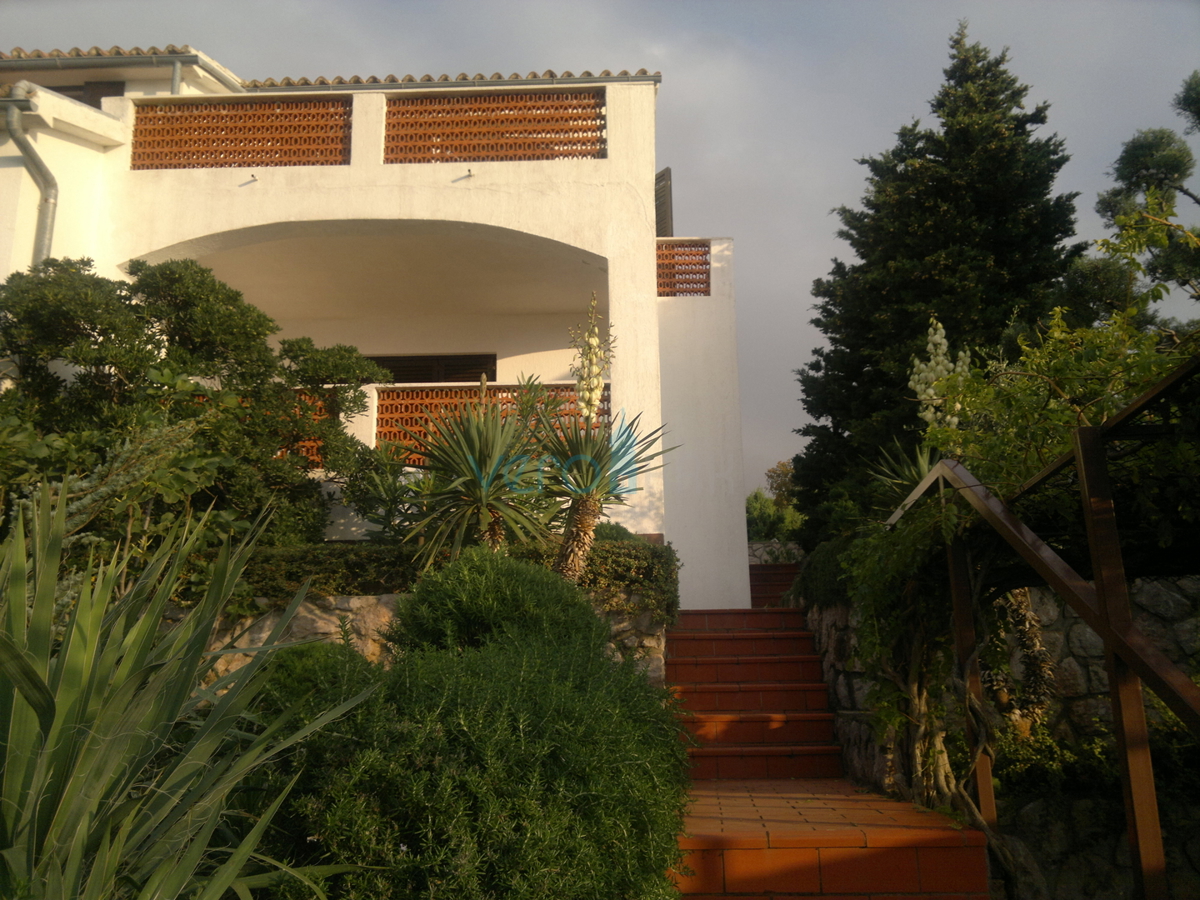 Stinica, mesto Senj, zaledje, samostojna hiša s 3 apartmaji, razgled, prodaja