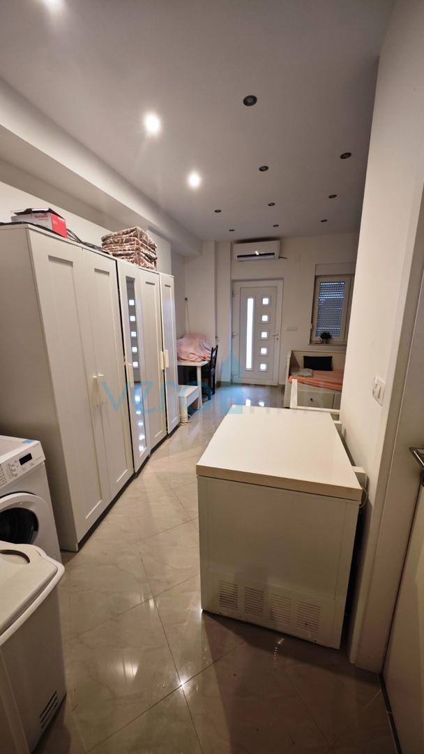 Omišalj, otok Krk, kamnita hiša v nizu z 2 apartmajema, terasa, parkirišče, prodaja