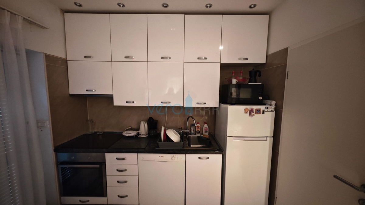 Omišalj, otok Krk, kamnita hiša v nizu z 2 apartmajema, terasa, parkirišče, prodaja