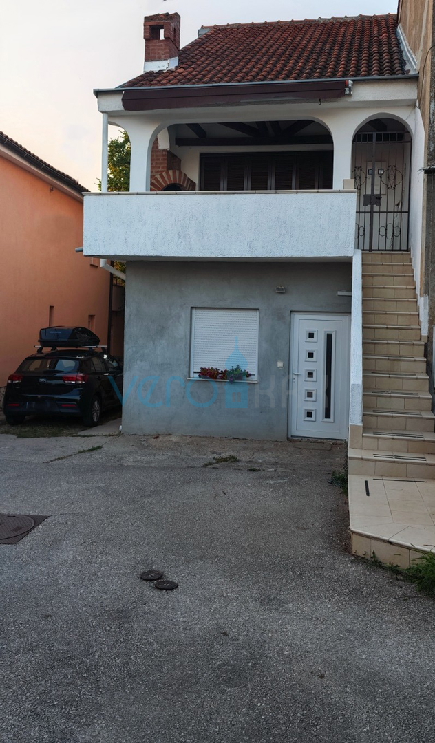 Omišalj, otok Krk, kamnita hiša v nizu z 2 apartmajema, terasa, parkirišče, prodaja