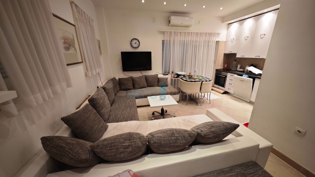 Omišalj, otok Krk, kamnita hiša v nizu z 2 apartmajema, terasa, parkirišče, prodaja