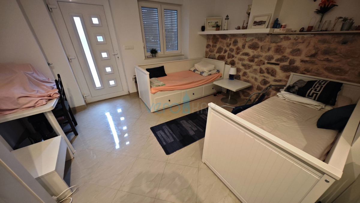 Omišalj, otok Krk, kamnita hiša v nizu z 2 apartmajema, terasa, parkirišče, prodaja