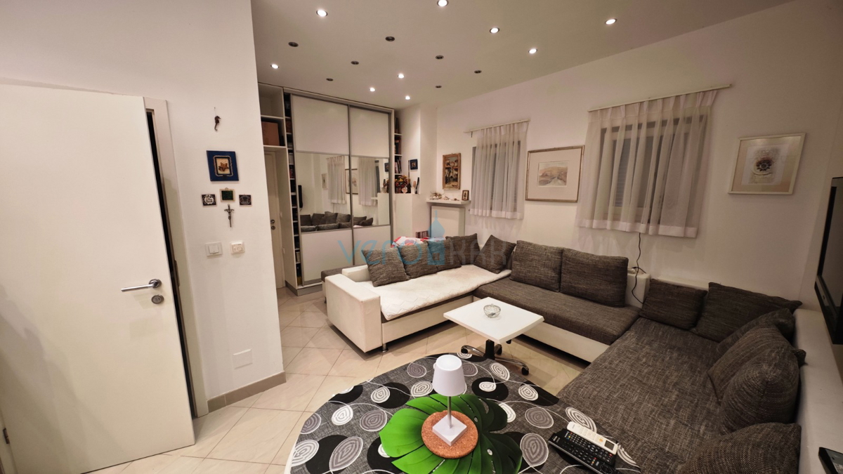 Omišalj, otok Krk, kamnita hiša v nizu z 2 apartmajema, terasa, parkirišče, prodaja