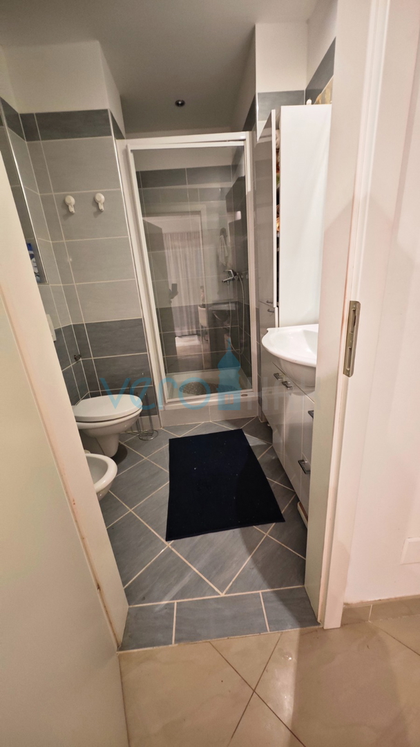 Omišalj, otok Krk, kamnita hiša v nizu z 2 apartmajema, terasa, parkirišče, prodaja