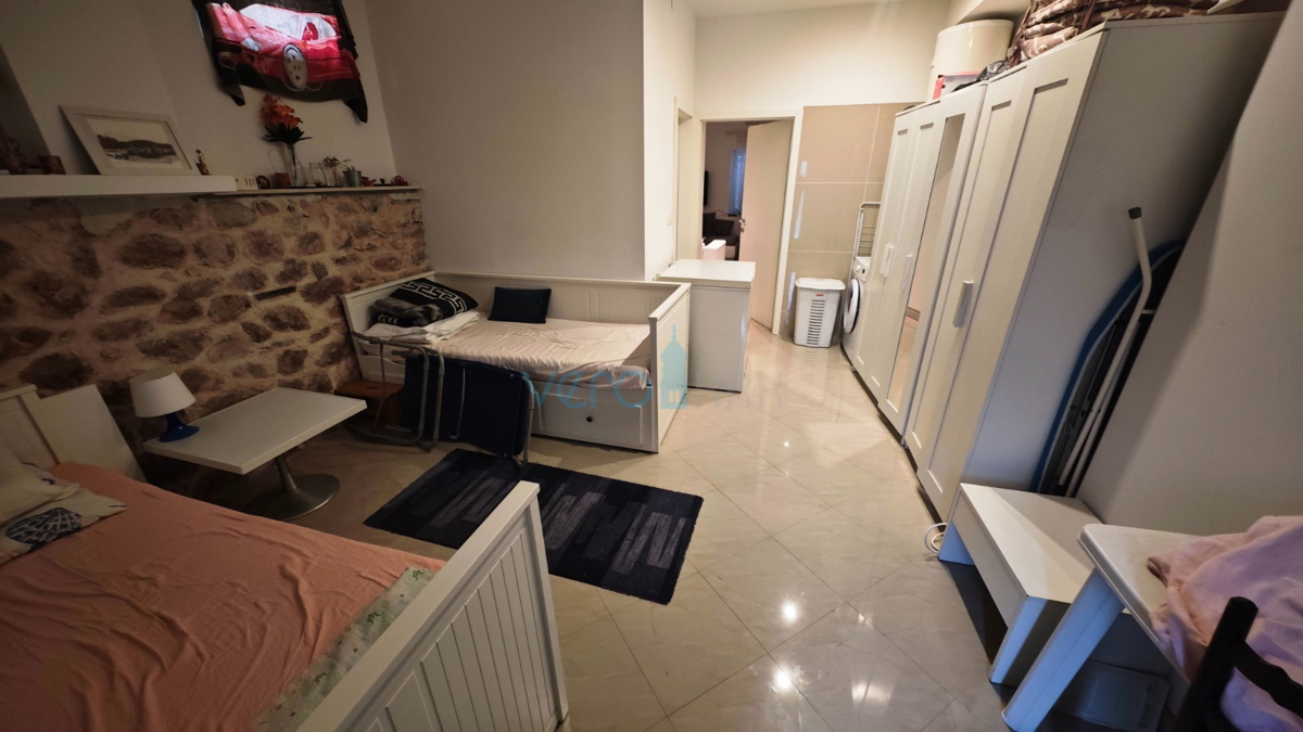 Omišalj, otok Krk, kamnita hiša v nizu z 2 apartmajema, terasa, parkirišče, prodaja