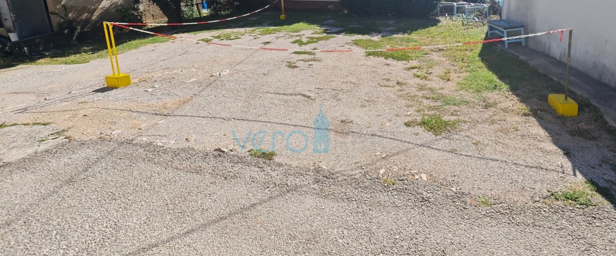 Omišalj, otok Krk, kamnita hiša v nizu z 2 apartmajema, terasa, parkirišče, prodaja