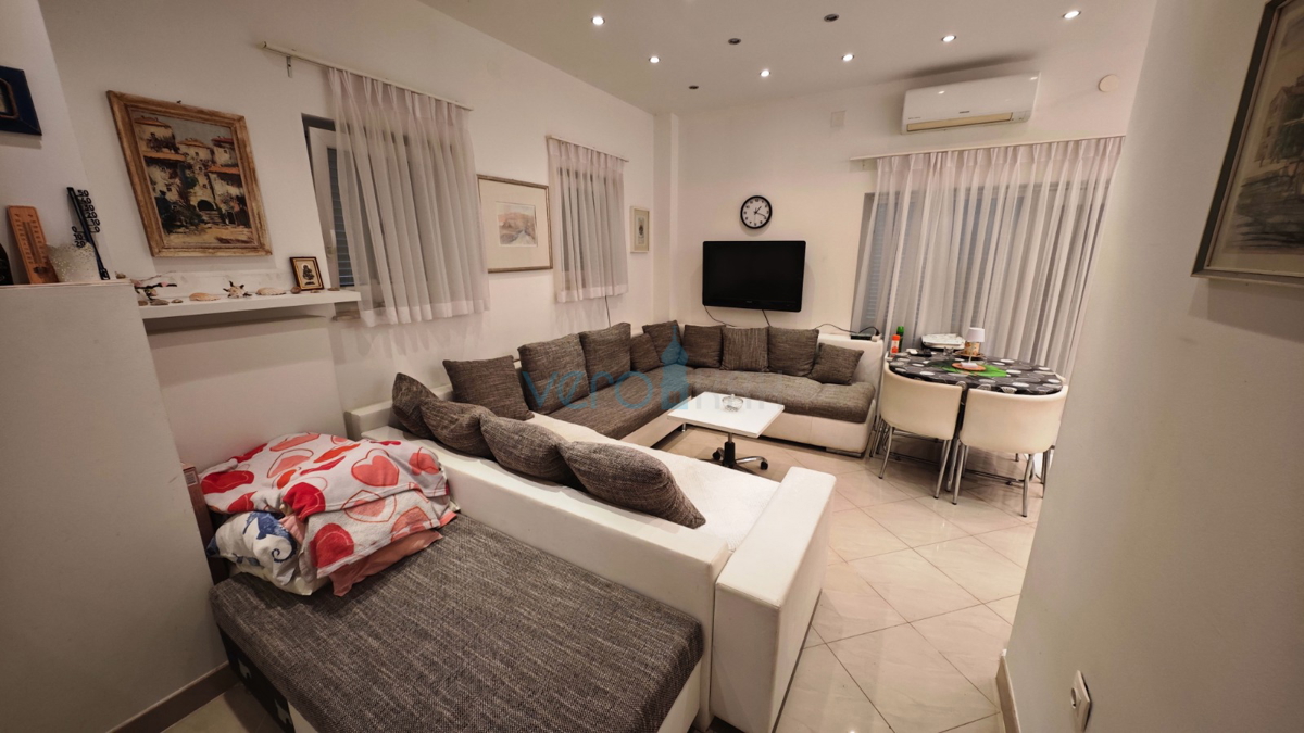 Omišalj, otok Krk, kamnita hiša v nizu z 2 apartmajema, terasa, parkirišče, prodaja