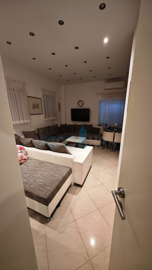 Omišalj, otok Krk, kamnita hiša v nizu z 2 apartmajema, terasa, parkirišče, prodaja