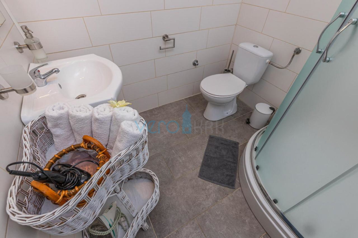 Crikvenica, Grižane, Samostojna hiša s pomožnim objektom in bazenom, prodamo