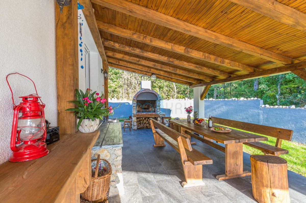 Crikvenica, Grižane, Samostojna hiša s pomožnim objektom in bazenom, prodamo