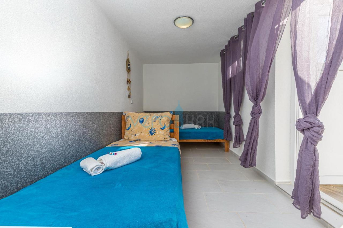 Crikvenica, Grižane, Samostojna hiša s pomožnim objektom in bazenom, prodamo