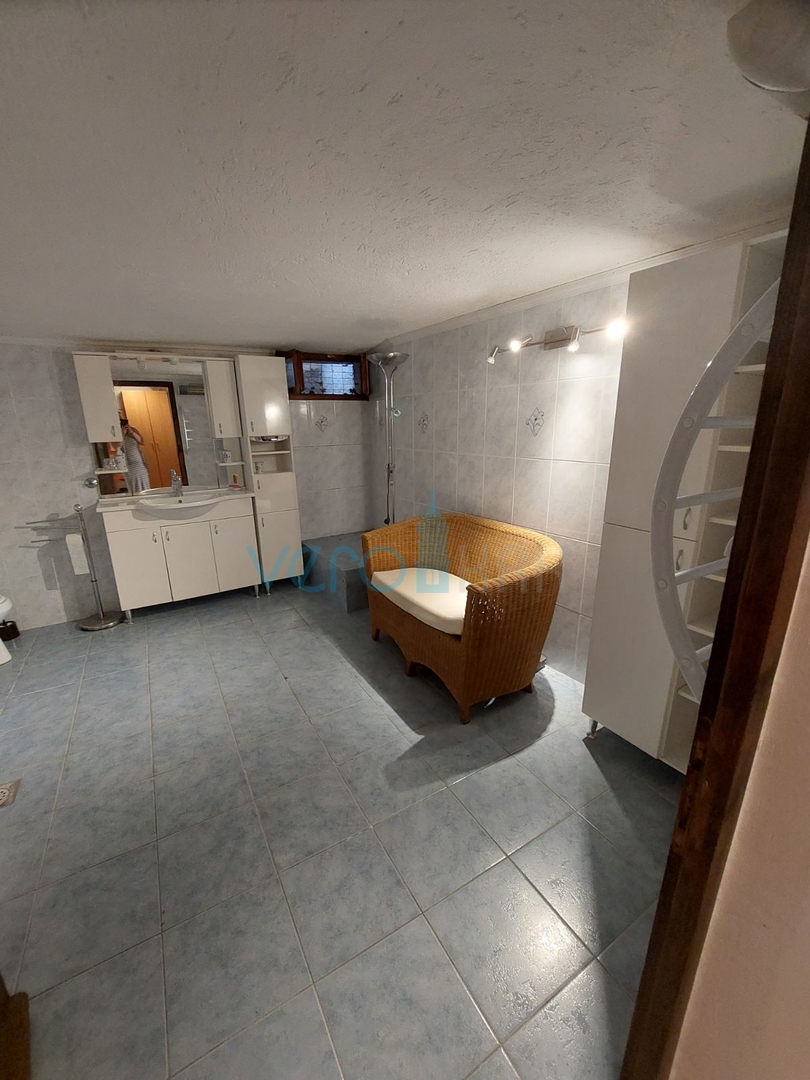 Omišalj, staro jedro, obnovljena kamnita hiša, 140 m2, prodaja