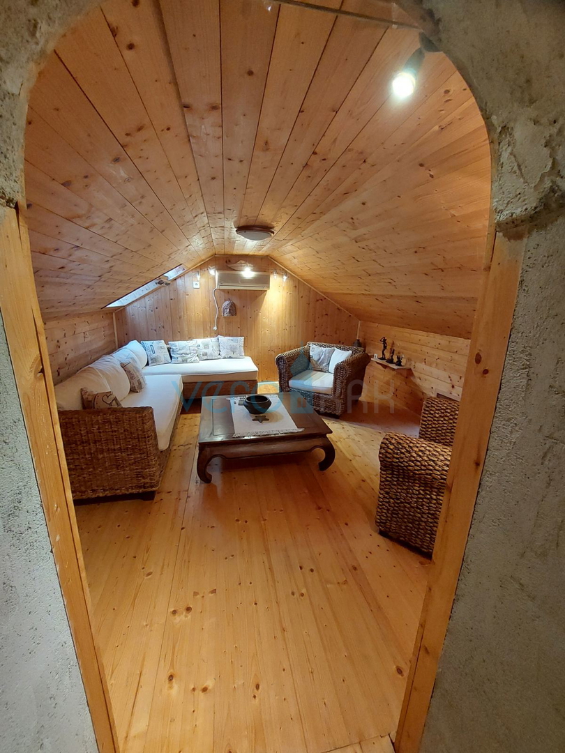 Omišalj, staro jedro, obnovljena kamnita hiša, 140 m2, prodaja