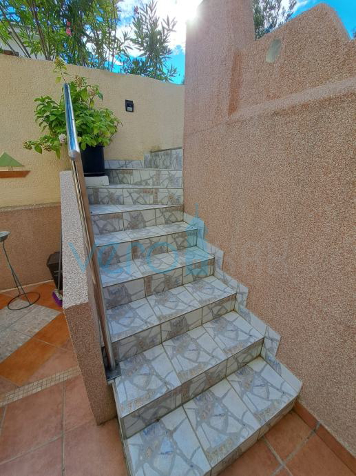 Krk, okolica, trisobni pritlični apartma na mirni lokaciji 750m od plaže, prodamo