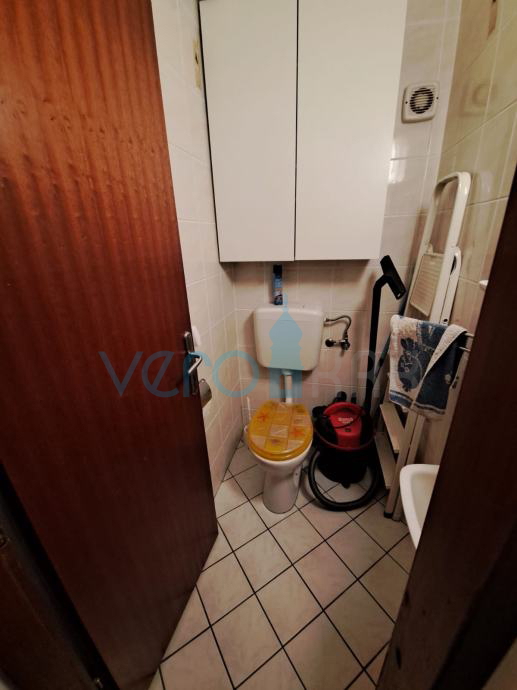 Krk, okolica, trisobni pritlični apartma na mirni lokaciji 750m od plaže, prodamo