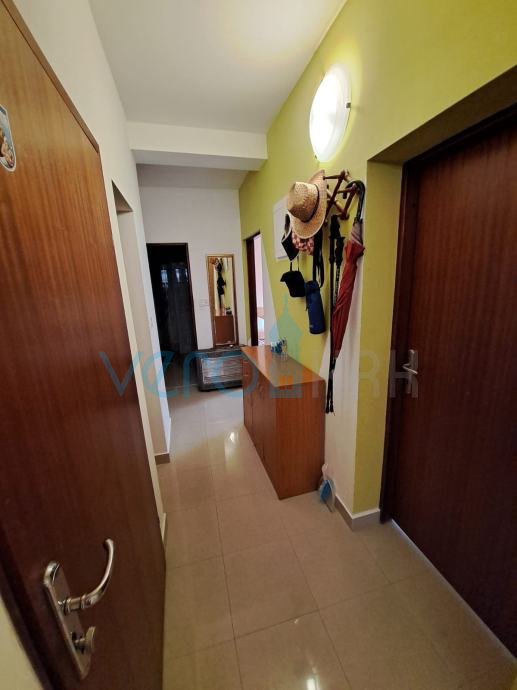 Krk, okolica, trisobni pritlični apartma na mirni lokaciji 750m od plaže, prodamo