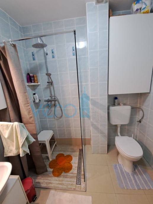 Krk, okolica, trisobni pritlični apartma na mirni lokaciji 750m od plaže, prodamo