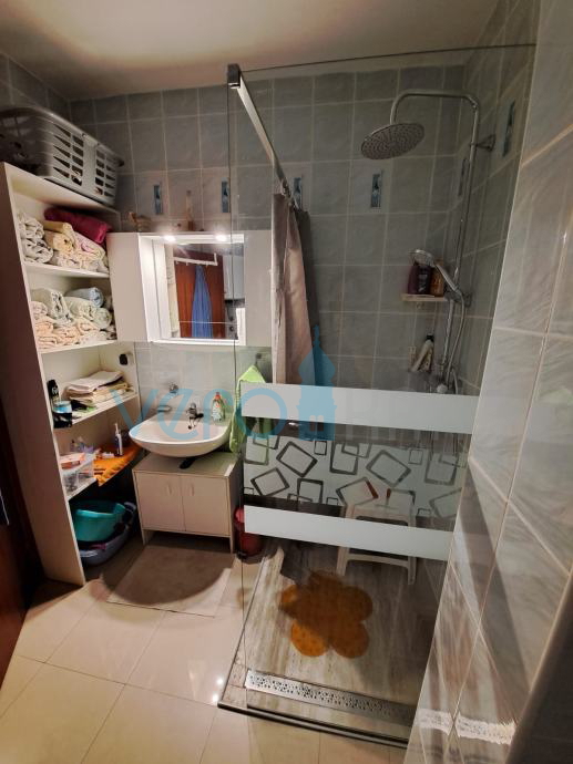 Krk, okolica, trisobni pritlični apartma na mirni lokaciji 750m od plaže, prodamo