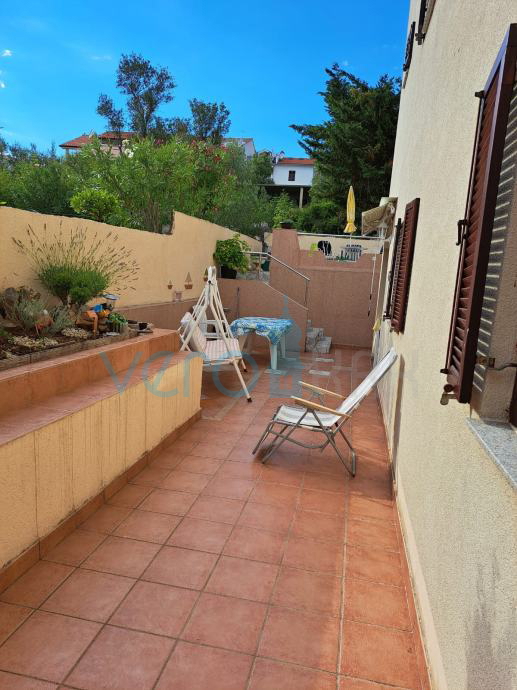 Krk, okolica, trisobni pritlični apartma na mirni lokaciji 750m od plaže, prodamo