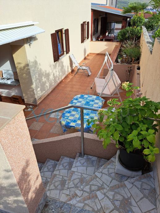 Krk, okolica, trisobni pritlični apartma na mirni lokaciji 750m od plaže, prodamo