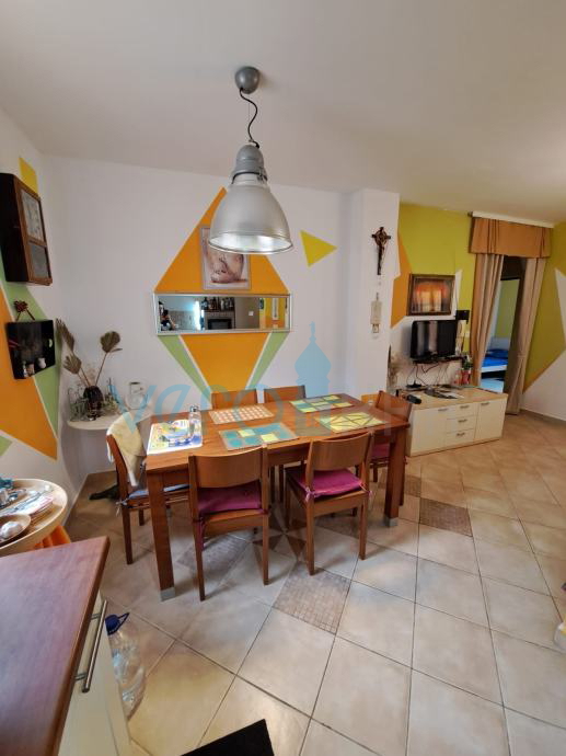 Krk, okolica, trisobni pritlični apartma na mirni lokaciji 750m od plaže, prodamo
