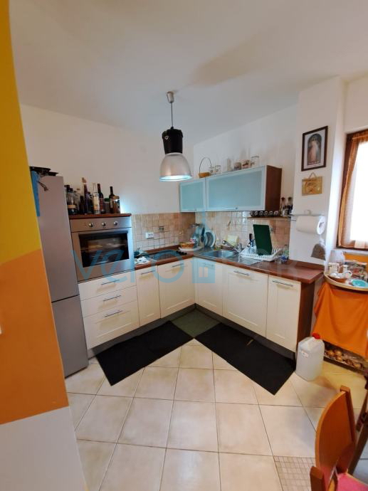 Krk, okolica, trisobni pritlični apartma na mirni lokaciji 750m od plaže, prodamo