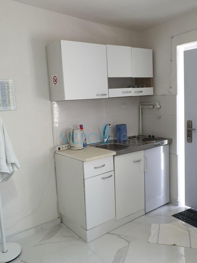 Crikvenica, center - samostojna adaptirana hiša, 50 m od morja, prodamo