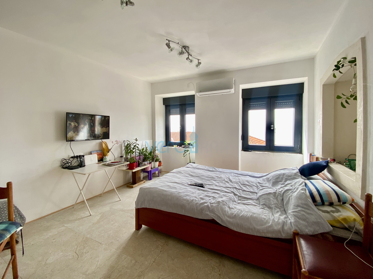 Kostrena - obnovljena stara hiša, 5 apartmajev, razgled, prodaja