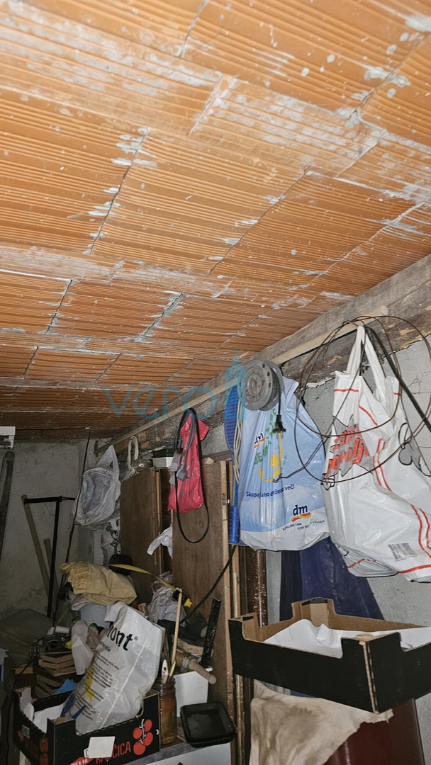 Otok Krk, Dobrinj, staro jedro, hiša s teraso in trajnim pogledom, prodamo