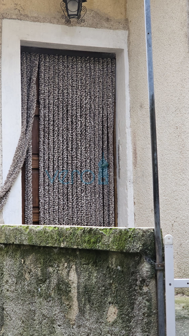 Otok Krk, Dobrinj, staro jedro, hiša s teraso in trajnim pogledom, prodamo