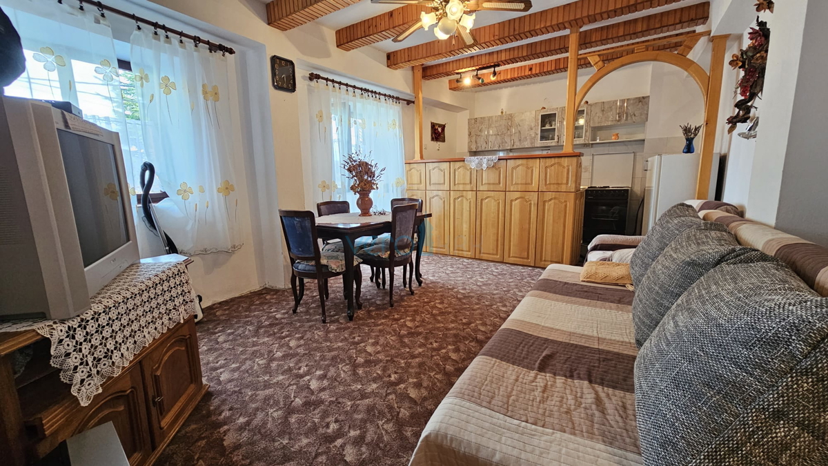Otok Krk, Dobrinj, staro jedro, hiša s teraso in trajnim pogledom, prodamo