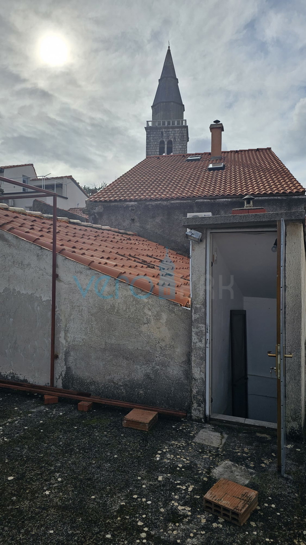 Otok Krk, Dobrinj, staro jedro, hiša s teraso in trajnim pogledom, prodamo