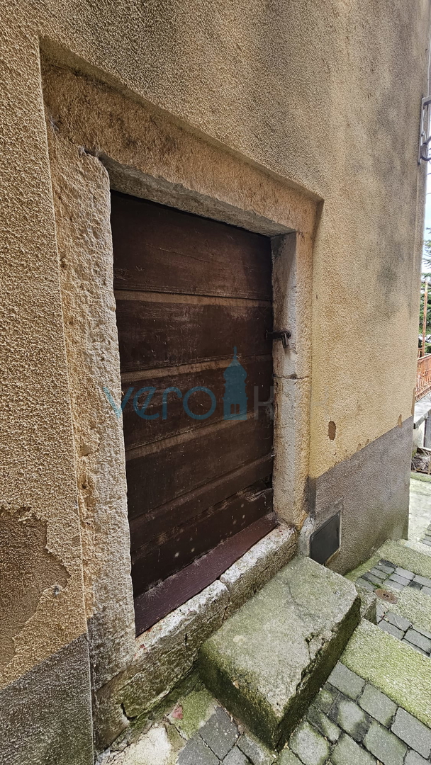 Otok Krk, Dobrinj, staro jedro, hiša s teraso in trajnim pogledom, prodamo